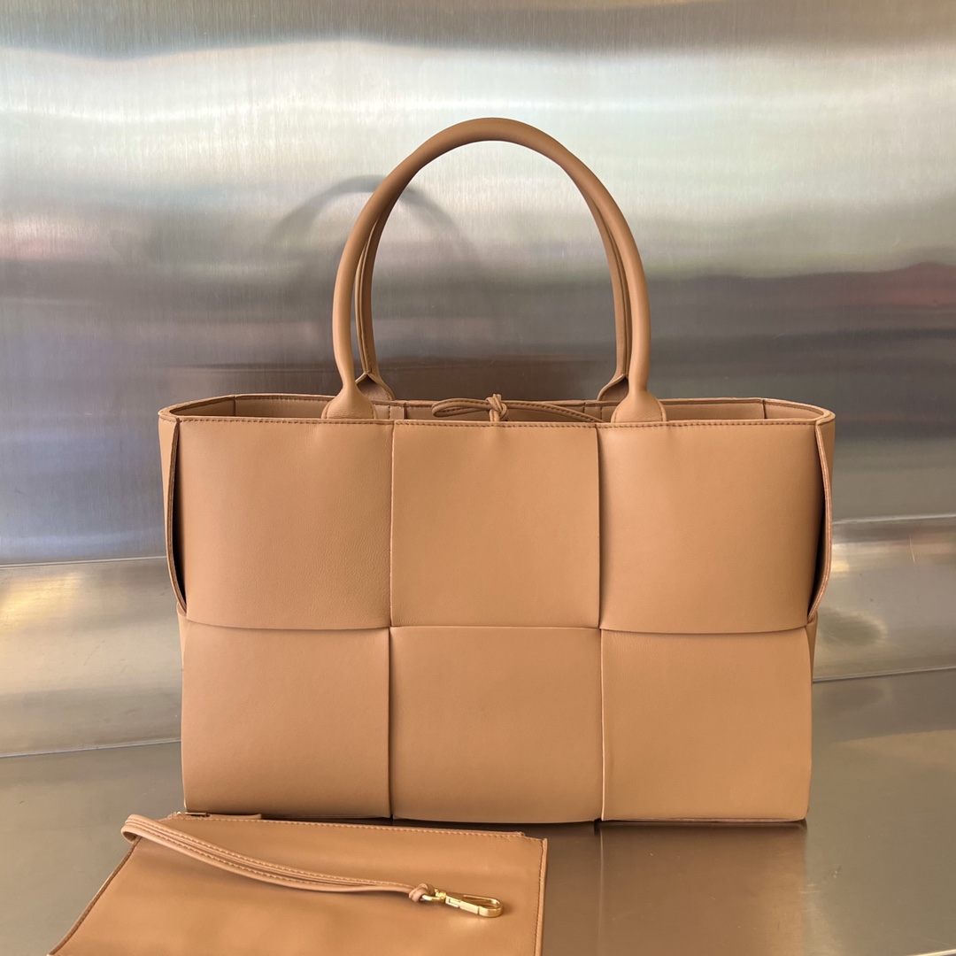 Medium Arco Intreccio Leather Tote Bag Camel